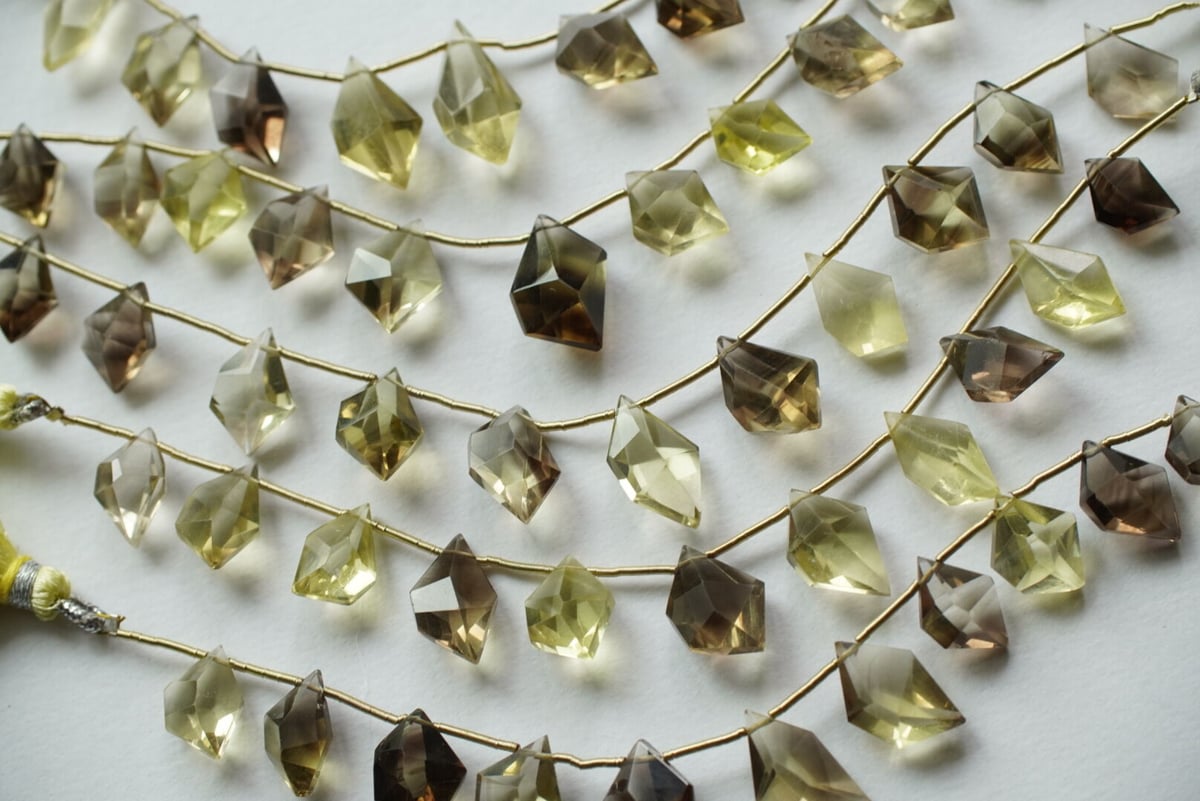 アルバイト付きクォーツクリスタル上の天然バイカラートルマリン。 バイカラートルマリン,クォーツ,アトリエルチ,美しい