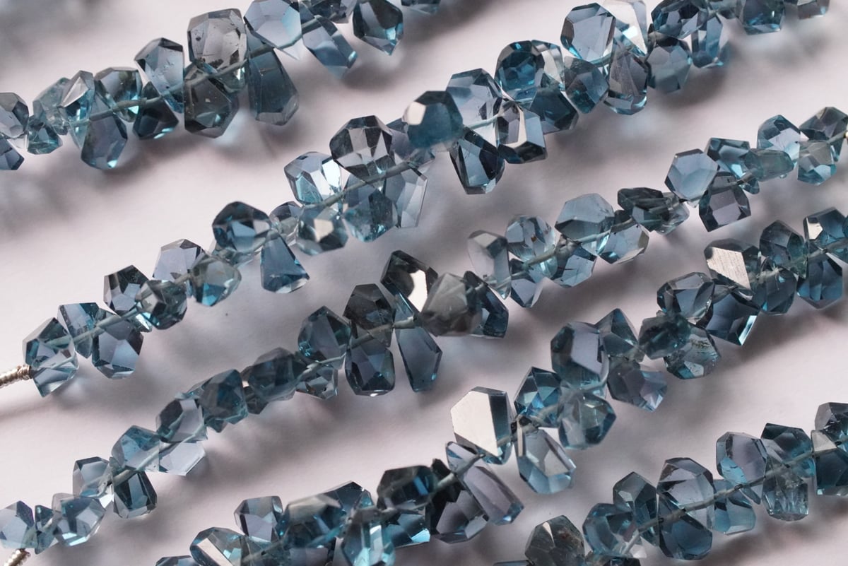 ブルートパーズ　ドロップ型ルース 楽天市場】【11月の誕生石トパーズ】スーパーブルートパーズ 宝石