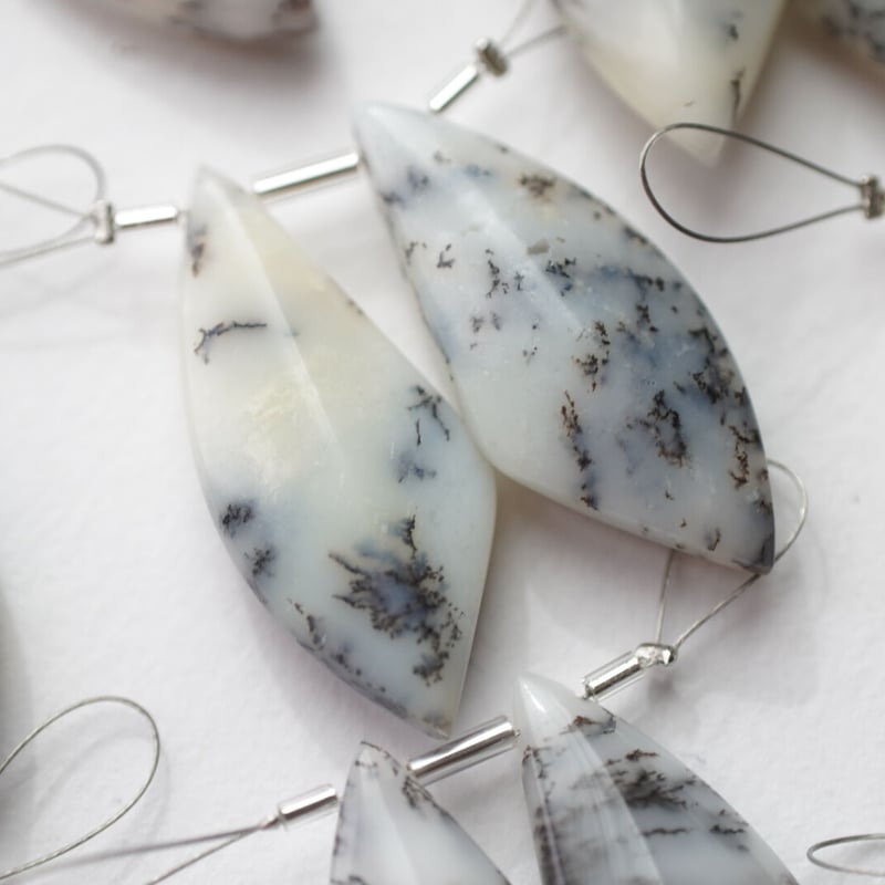 デンドライトオパール カービングピアス デンドライトオパール カービングピアス 最新ハンドメイド・手芸