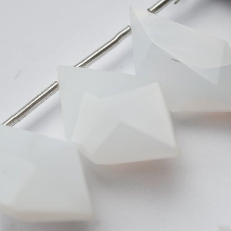 ホワイトオパール　スピンドルカット