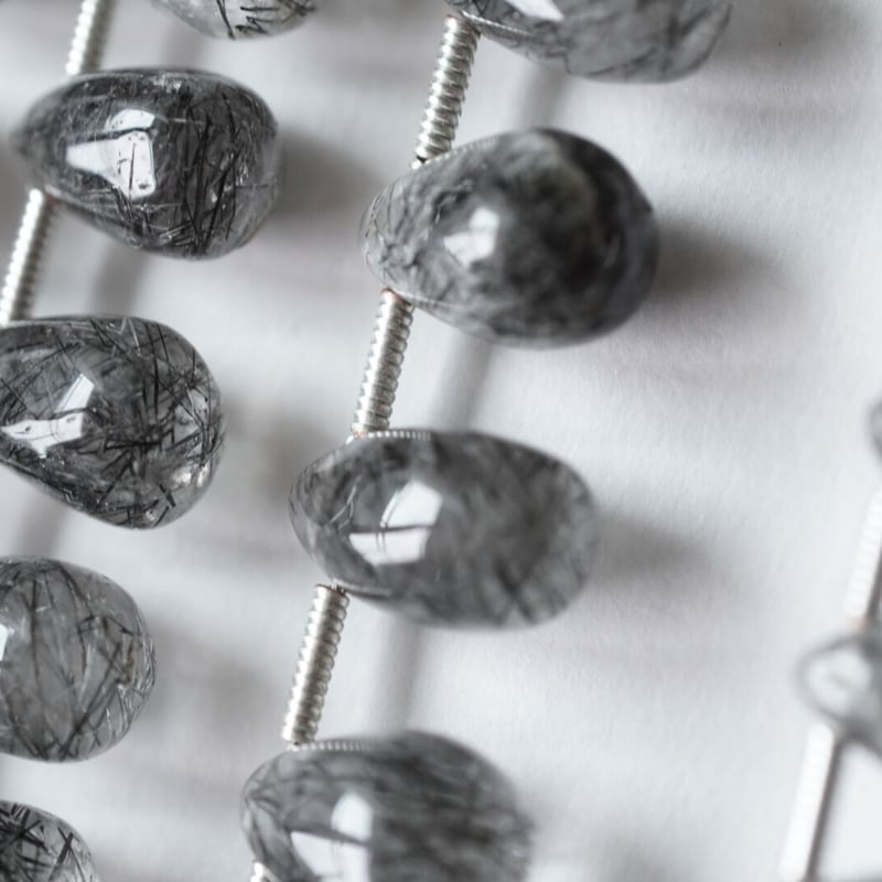 クォーツインクォーツとブラックテルマリンルチル　フリーフォーム 二種類のブラックルチルクォーツを比べてみました - 石の音ブログ