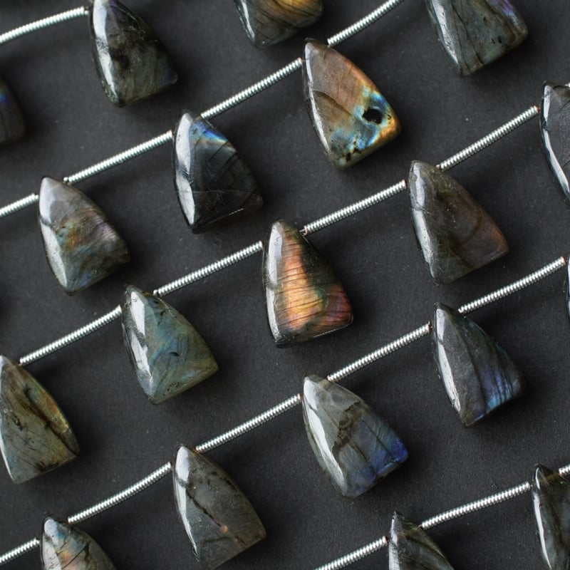 オススメ・多色強シラー】ラブラドライト スムース トライアングル