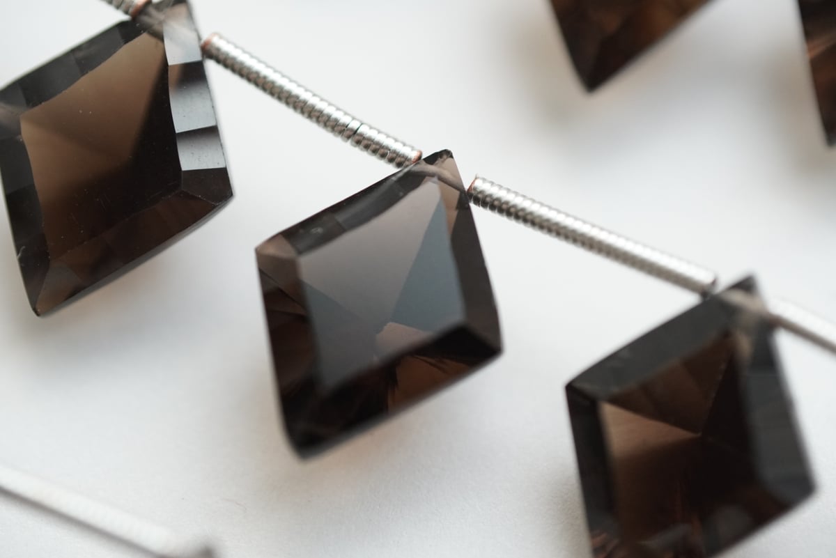 高品質ダイヤモンドファセットカット　スモーキークォーツ　水晶 動画】宝石質スモーキークォーツAAA ルース スクエアファセット
