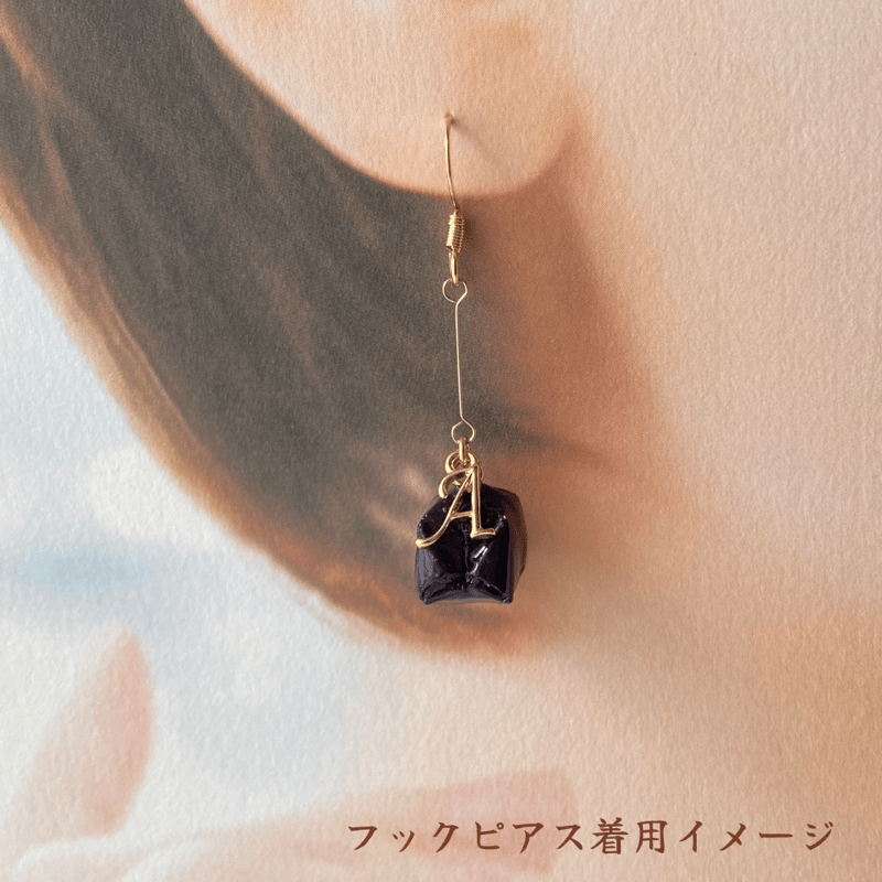 イニシャルピアス《紫》 | mini_na 紙ふうせんアクセサリー