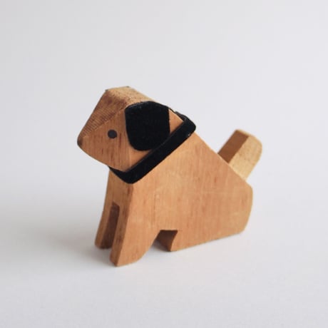 ななめ45度から愛でたい木製の犬