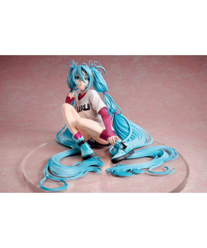 初音ミク×米山舞 The Latest Street Style 