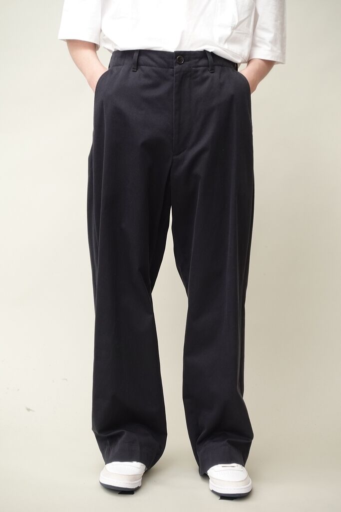 NO TUCK WIDE CHINO TROUSERS | niki