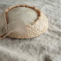 little toque / natural // tête salon de chapeau