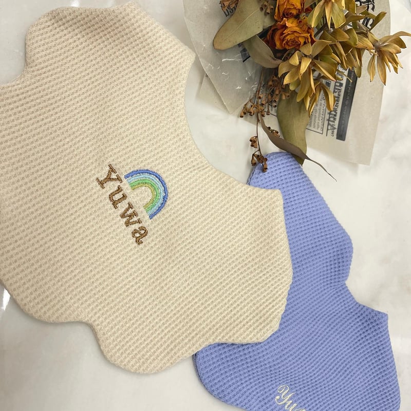 名前入りスタイ/虹 | irodorikoubouumui's STORE