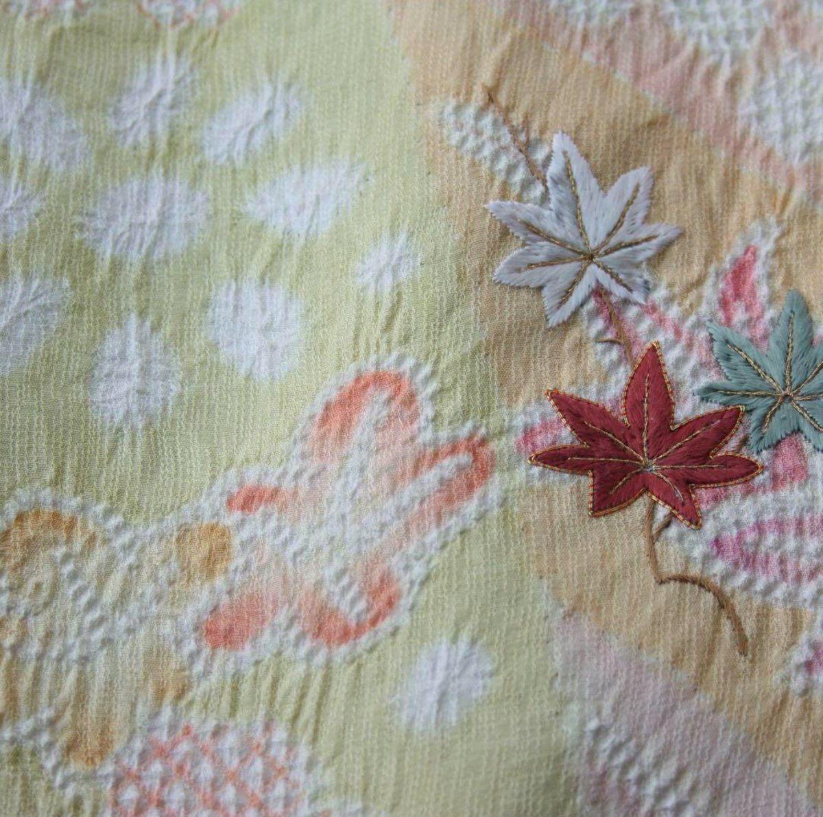 MK-1180 訪問着 絞り 花模様 弁柄色 しつけ糸 訪問着) しぼり 花刺繍 金糸 しつけ糸有 A3298 | 和ノ藤リユース
