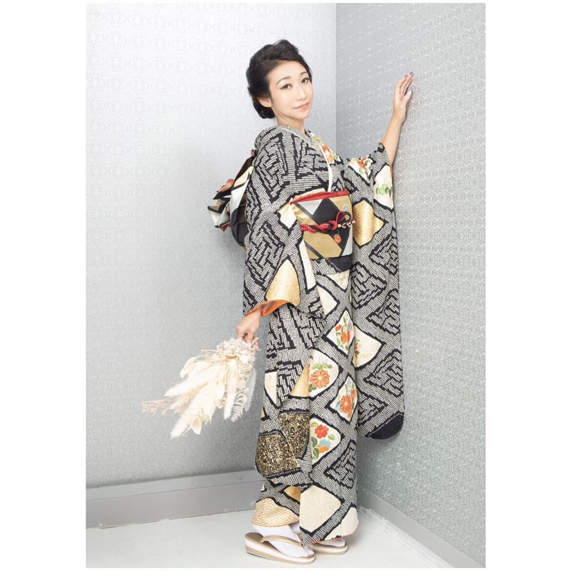 D344 振袖　総絞り　黒地　刺繍　正絹　着物　袷　　しつけ糸付き未使用極美品 総絞り】黒地に花の刺繍の入った華やかな振袖 | 和ノ藤リユース