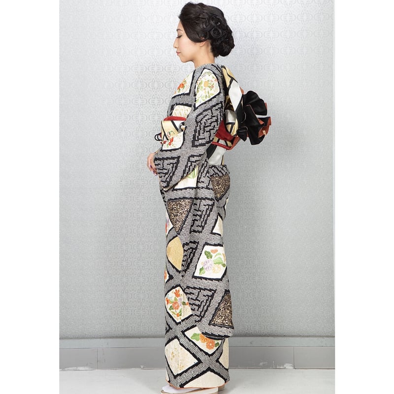 振袖　バラ　美品　黒地　刺繍　￼cantare 振袖 バラ 美品 黒地 刺繍 ￼cantare - メルカリ