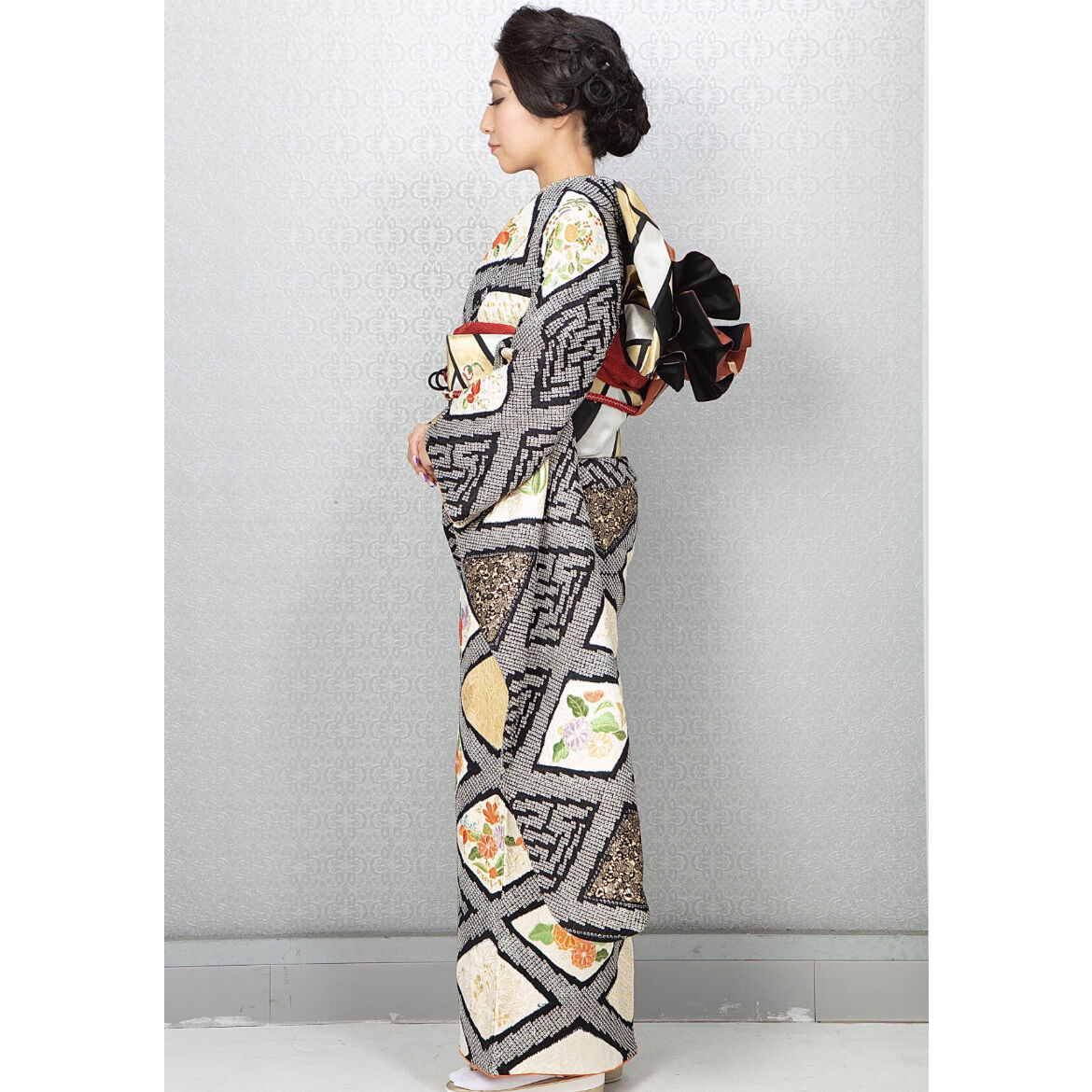 総絞り】黒地に花の刺繍の入った華やかな振袖 | 和ノ藤リユース