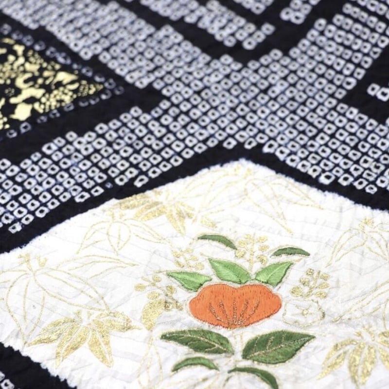 総絞り】黒地に花の刺繍の入った華やかな振袖 | 和ノ藤リユース