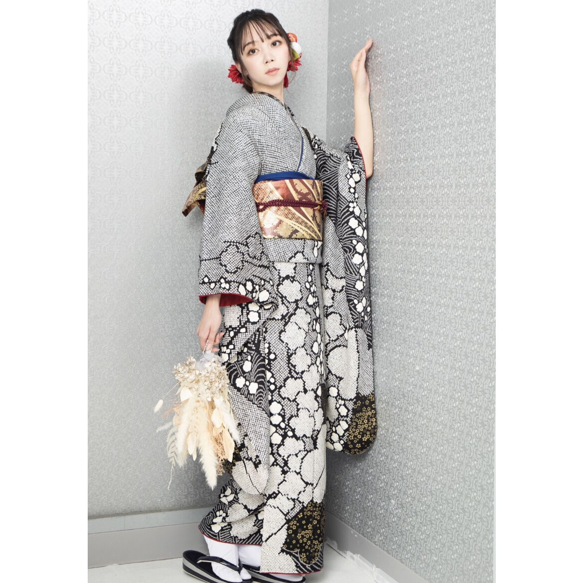 総絞り】花柄のモノトーンな可愛い振袖 | 和ノ藤リユース 総絞り】花柄のモノトーンな可愛い振袖 | 和ノ藤リユース