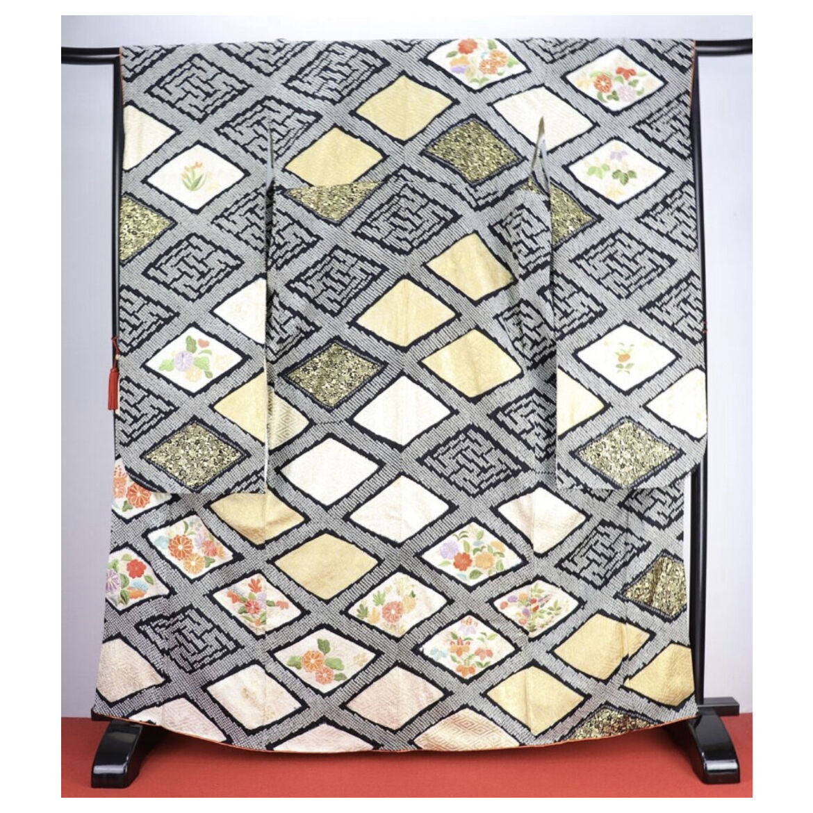 総絞り】黒地に花の刺繍の入った華やかな振袖 | 和ノ藤リユース