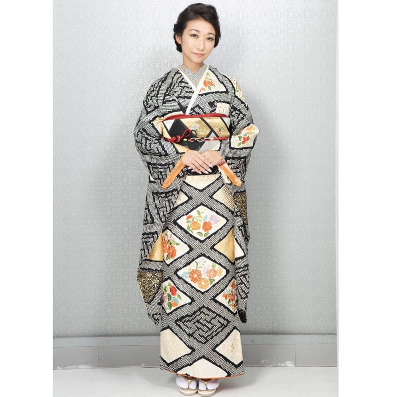 総絞り】黒地に花の刺繍の入った華やかな振袖 | 和ノ藤リユース