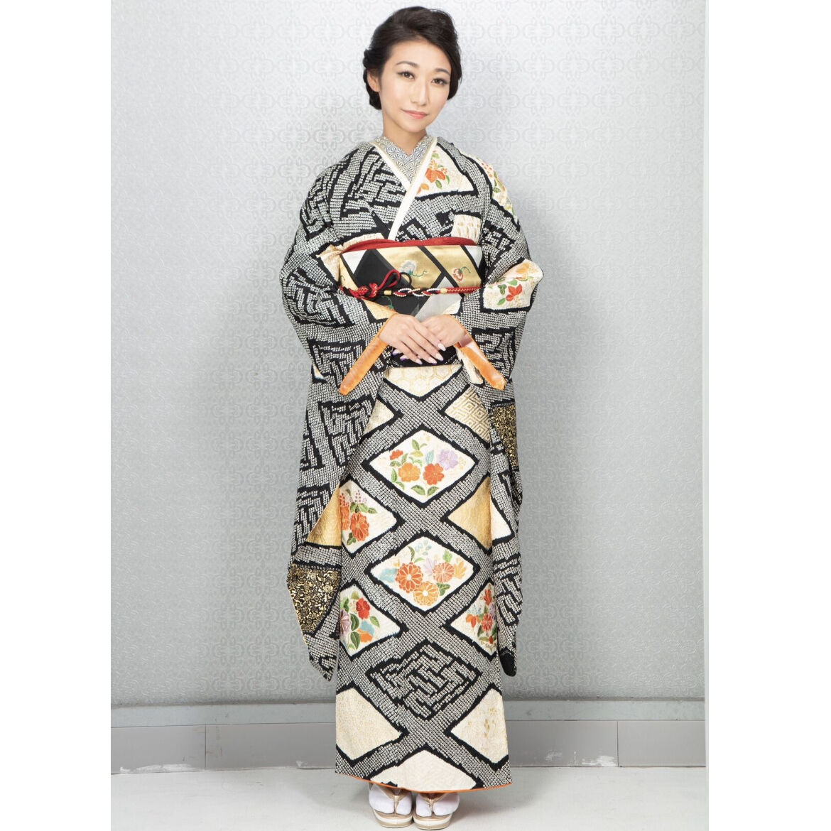 総絞り】黒地に花の刺繍の入った華やかな振袖 | 和ノ藤リユース