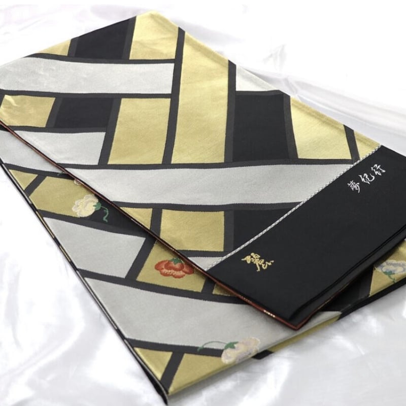 総絞り】黒地に花の刺繍の入った華やかな振袖 | 和ノ藤リユース