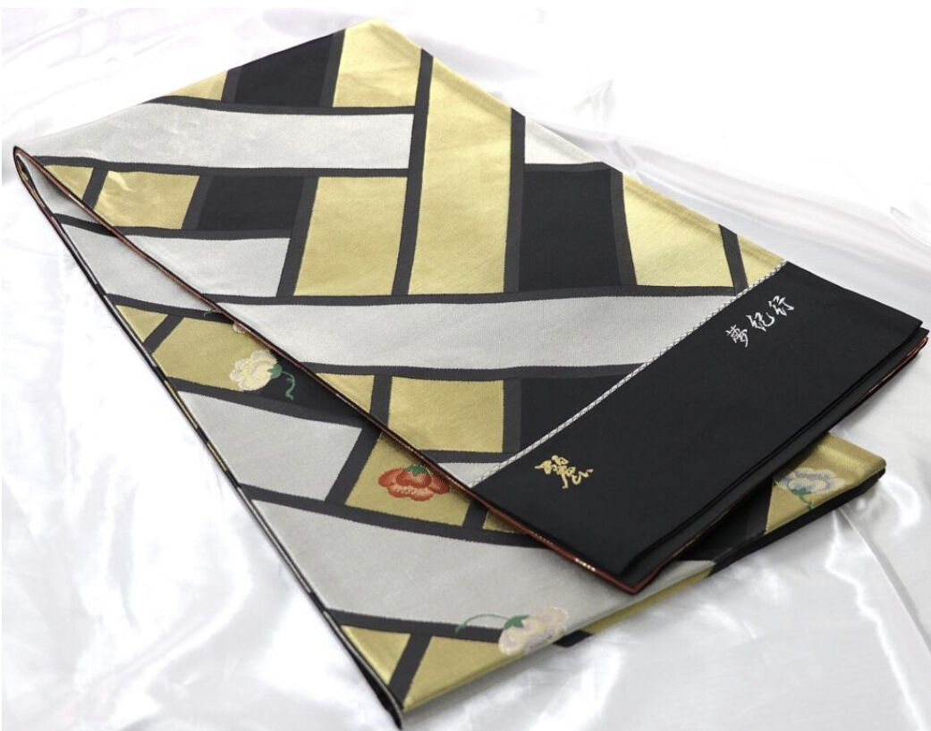 総絞り】黒地に花の刺繍の入った華やかな振袖 | 和ノ藤リユース