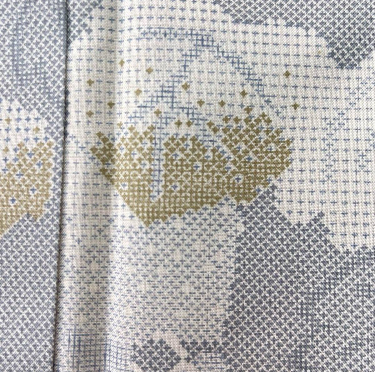 白大島紬 オリエンタル エジプト柄 小紋 しつけ糸 未使用 白大島紬 オリエンタル エジプト柄 小紋 しつけ糸 未使用