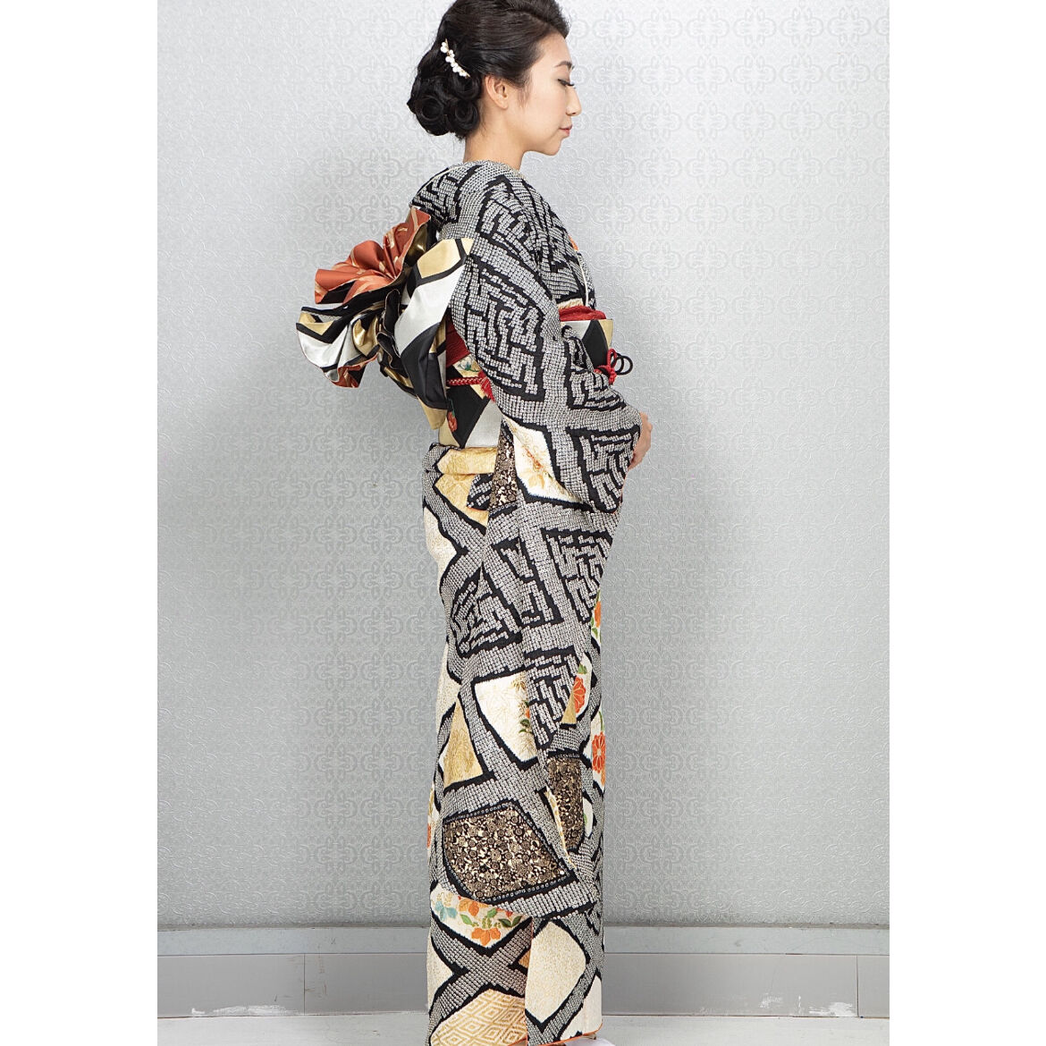 総絞り】黒地に花の刺繍の入った華やかな振袖 | 和ノ藤リユース