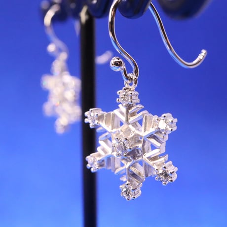 雪の結晶ピアス