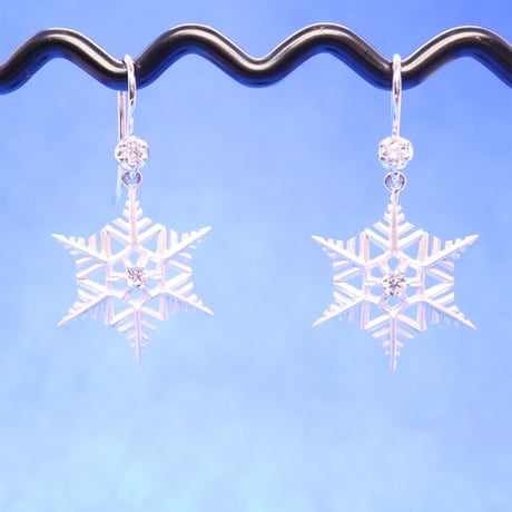 【ギャラリーアイテム】雪の結晶ピアス WG & ダイヤモンド