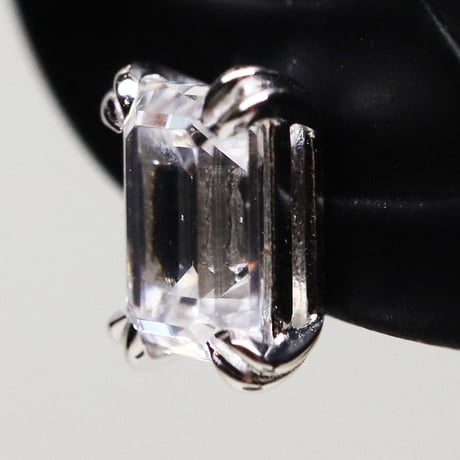 エメラルドカットのピアス