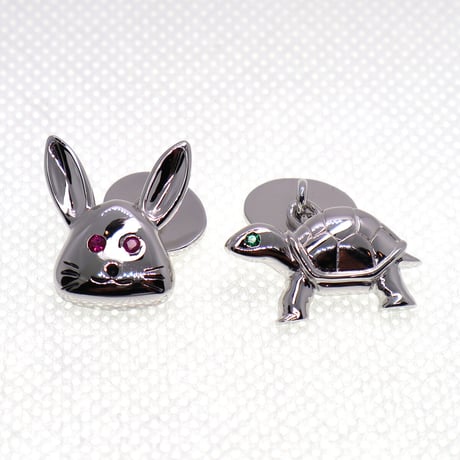 「永遠のライバル　兎と亀」のカフリンクス