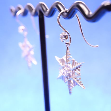 【ギャラリーアイテム】雪の結晶ピアス WG & ダイヤモンド