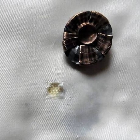 1発被弾した防弾パネル(44 MAGNUM 240 Grain JSP)と変形弾丸