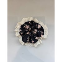 sister jane “lace flower chouchou”