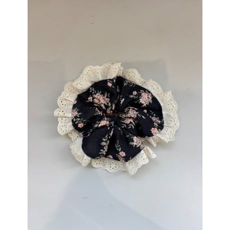 sister jane “lace flower chouchou”