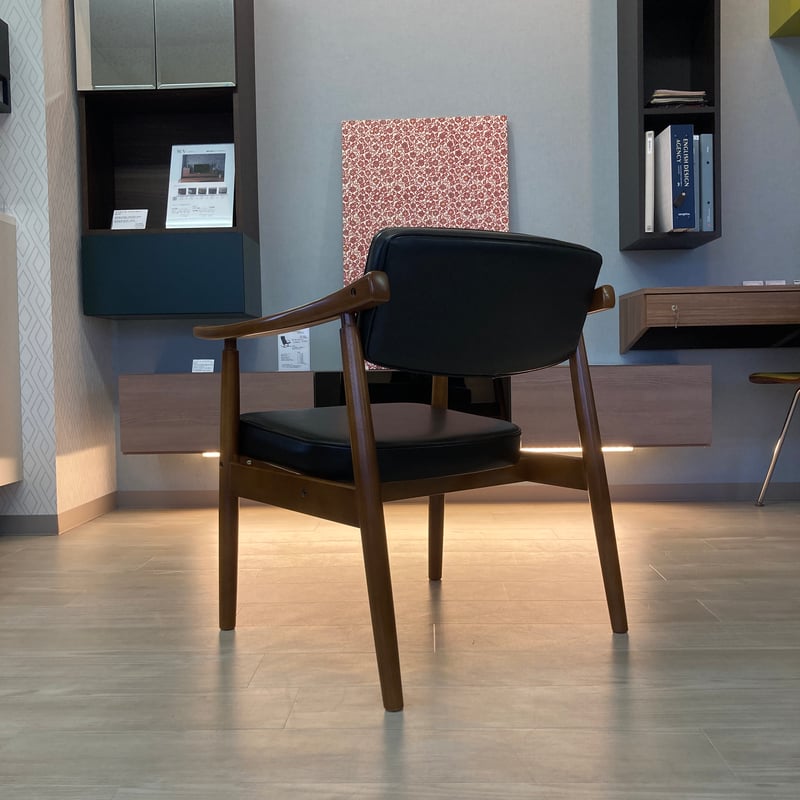 カリモク60 Dチェア　ブラック カリモク60 Dチェア・スタンダードブラック | D&DEPARTMENT