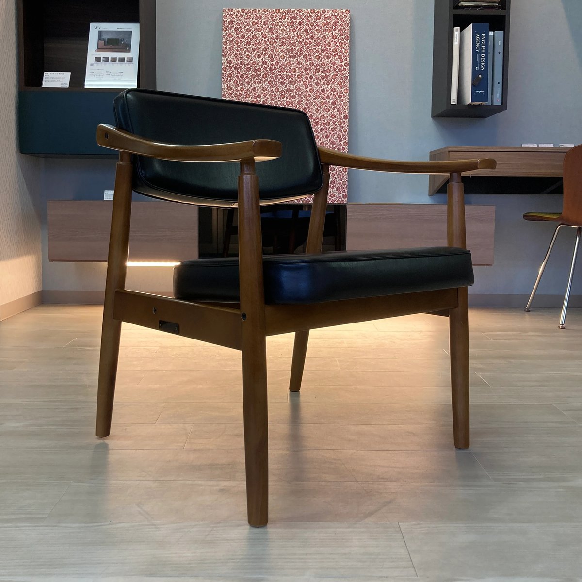 K053 カリモク60 Dチェア W36460BW ディスプレイ品】カリモク60 Dチェア スタンダードブラック W36460BW