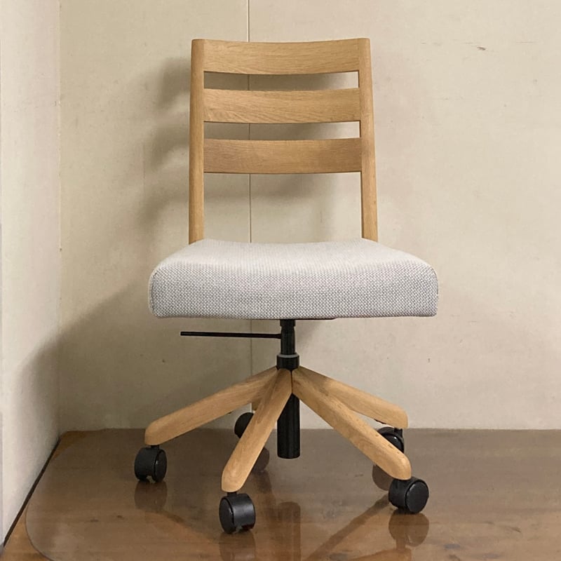 中古品】カリモク家具 昇降式回転椅子(キャスター付き 中古品】カリモク家具 昇降式回転椅子(キャスター付き