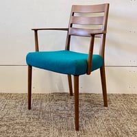 【ディスプレイ品】カリモク家具　肘付食堂椅子CT6100I744＜張地廃番＞