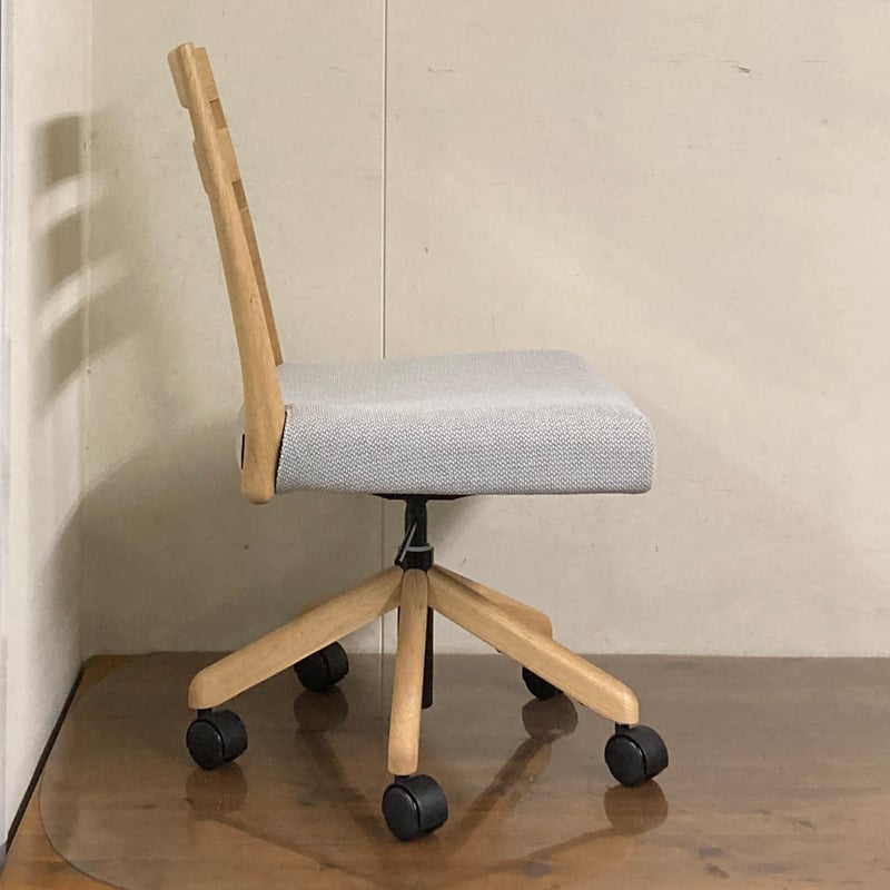 ユーズド品】カリモク家具 昇降式回転椅子(キャスター付き) CT612HE772