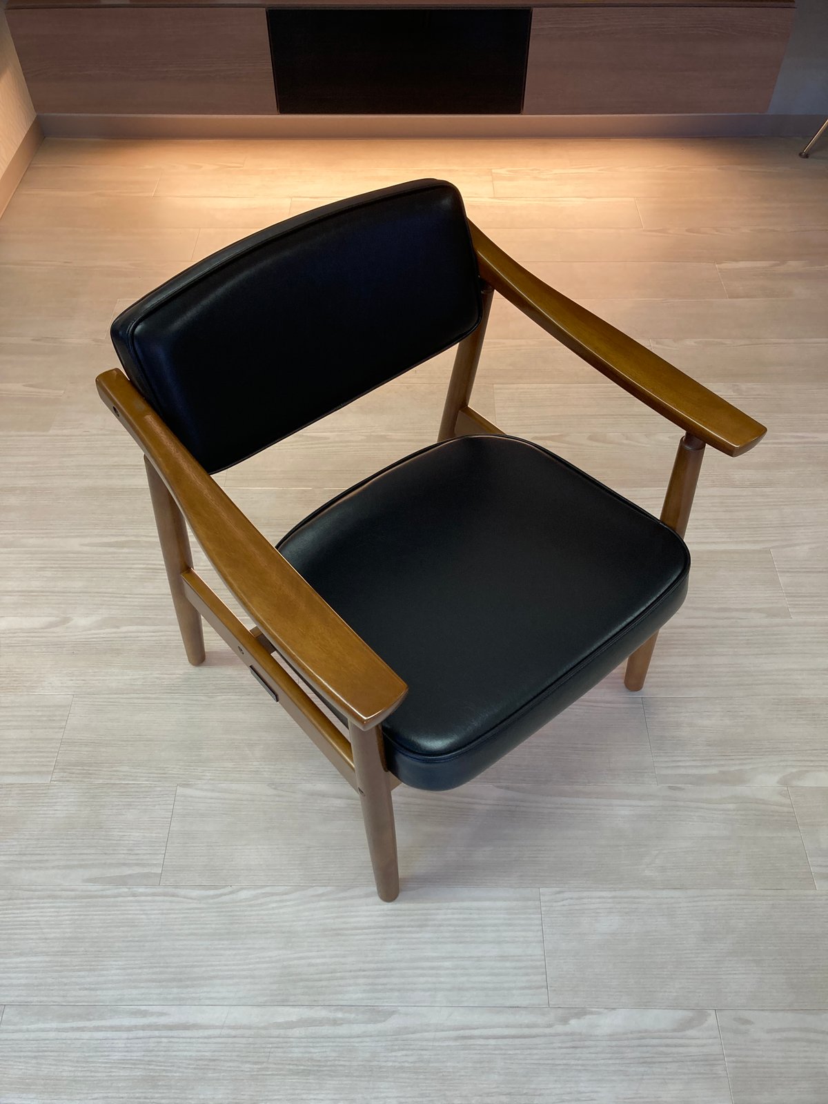 Dチェア　カリモク60　スタンダードブラック カリモク60 Dチェア・スタンダードブラック | D&DEPARTMENT