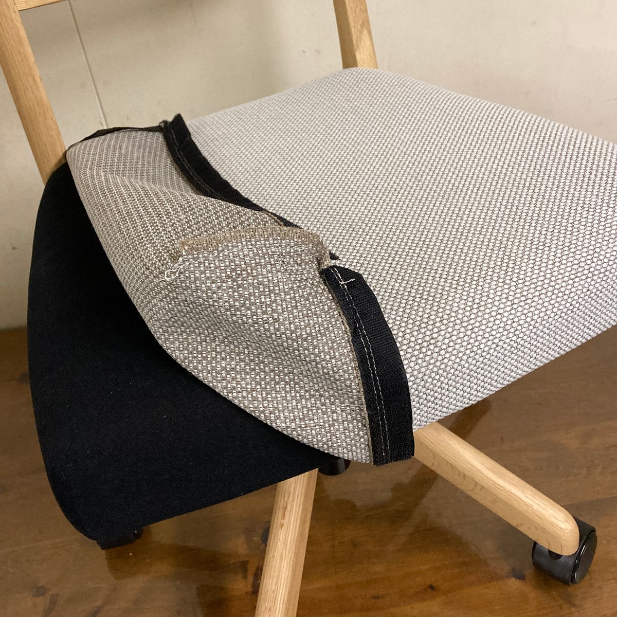 ①【カリモク家具】ヴィンテージ 昇降式　回転椅子　キャスター付き CT612HE772 昇降式回転椅子(キャスター付き) ユーズド品】カリモク家具 デスクチェア