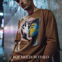 「BOY MEETS BUFFALO」ユニセックス ロンT & Tシャツ