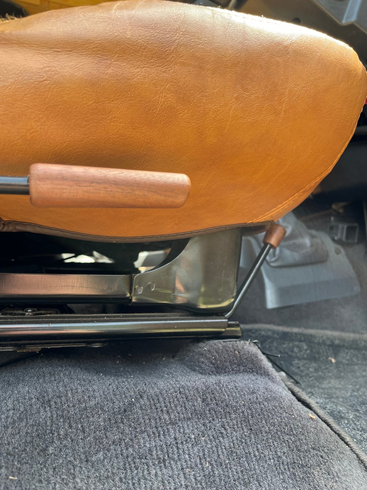 ウッドシートレバー（ウォールナット）運転席、助手席2個セット