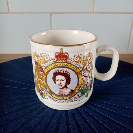 エリザベス女王在位50周年記念限定 スポードのマグカップ - 食器