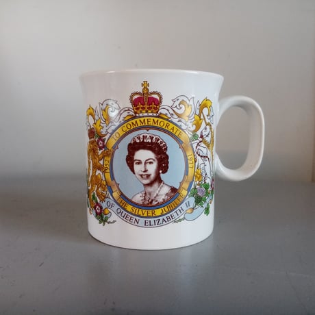 1977年 エリザベス女王 即位25周年記念マグカップ