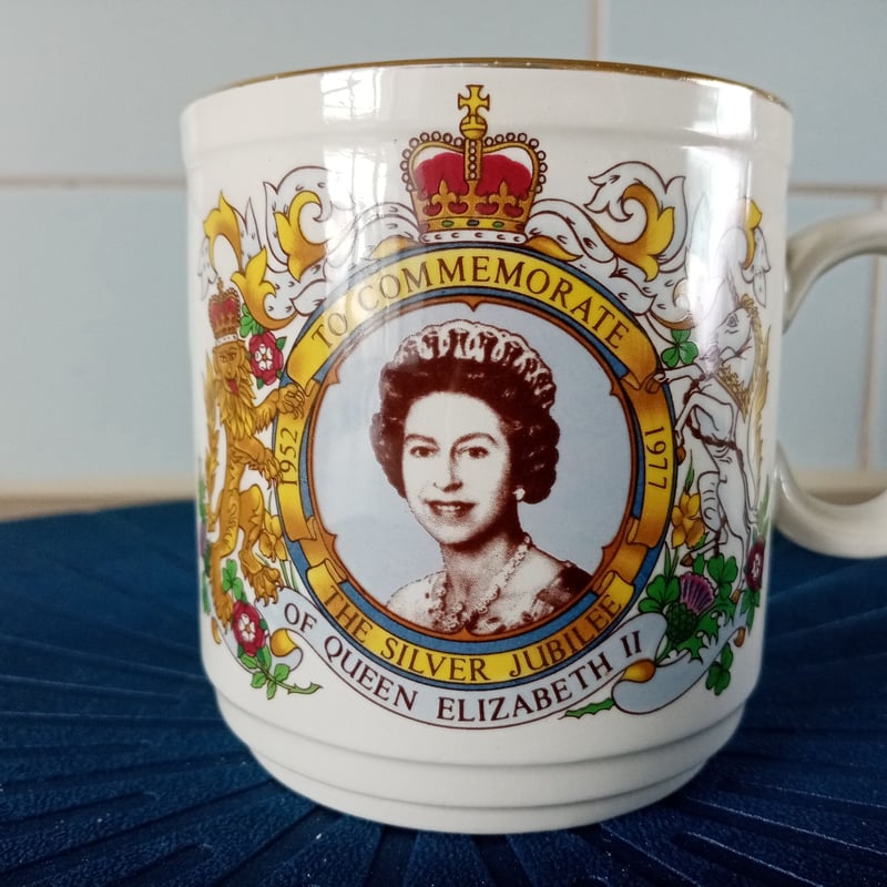 1977年 エリザベス女王 即位25周年記念カップ | 英国ビンテージ雑貨 宝の島