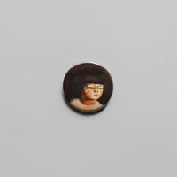 「新収蔵記念：岸田劉生と森村・松方コレクション」展　缶バッチ　麗子裸像