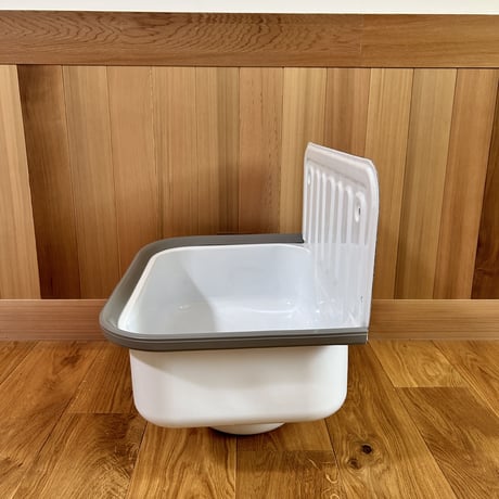 Enamel utility sink ❤︎