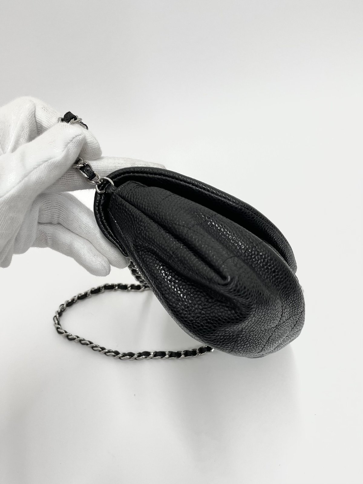 CHANEL キャビアスキン ココマーク ハーフムーン チェーン CHANEL キャビアスキン ココマーク ハーフムーン チェーン