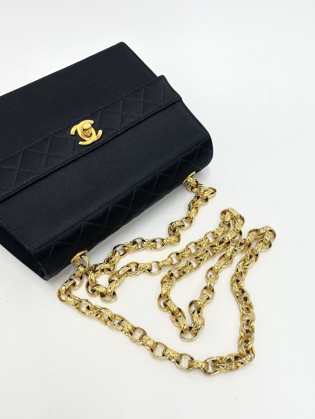 CHANEL 美品 シルクサテン 台形マトラッセ プレートビジュー CHANEL 美品 シルクサテン 台形マトラッセ プレートビジュー